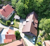 Predaj: Štýlová chalupa v srdci Španej Doliny miesto s atmosférou  - Letecký pohľad na chatu v Španej Doline pri Banskej Bystrici obklopenú zeleňou a domami.
