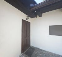 Predaj: Štýlová chalupa v srdci Španej Doliny miesto s atmosférou  - Vchod do chaty v Španej Doline s kamennou terasou a drevenými prvkami.