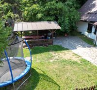 Predaj: Štýlová chalupa v srdci Španej Doliny miesto s atmosférou  - Dvor chaty na ulici Špania Dolina v Banskej Bystrici s trampolínou a altánkom.