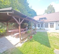 Predaj: Štýlová chalupa v srdci Španej Doliny miesto s atmosférou  - Chata v Španej Doline s altánkom, dreveným stolom a kvetinovou výzdobou na záhrade.