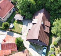 Predaj: Štýlová chalupa v srdci Španej Doliny miesto s atmosférou  - Letecký pohľad na chalupu v Španej Doline, Banská Bystrica, obklopenú zeleňou.
