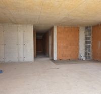 CHORVÁTSKO -  Apartmány v 1. rade od mora - SRIMA, VODICE - Nedokončené betónové a tehlové steny v 4-izbovom byte.