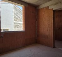 CHORVÁTSKO -  Apartmány v 1. rade od mora - SRIMA, VODICE - Nedokončený stavebný interiér s tehlovými stenami a otvorom na okno, bez podlahy.