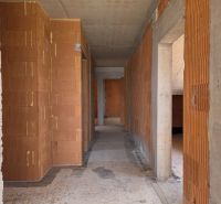 CHORVÁTSKO -  Apartmány v 1. rade od mora - SRIMA, VODICE - Hrubá stavba 4-izbového bytu s tehlovými stenami a betónovým stropom.