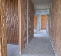 CHORVÁTSKO -  Apartmány v 1. rade od mora - SRIMA, VODICE - Interiér 4-izbového bytu s holými tehlovými stenami a cementovou podlahou.