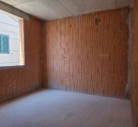 CHORVÁTSKO -  Apartmány v 1. rade od mora - SRIMA, VODICE - Nedokončená miestnosť s tehlovými stenami, súčasť 4-izbového bytu.