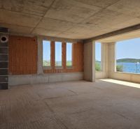 CHORVÁTSKO -  Apartmány v 1. rade od mora - SRIMA, VODICE - Nedokončený 4-izbový byt v SRIME s výhľadom na more cez otvorené okná.