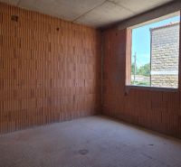CHORVÁTSKO -  Apartmány v 1. rade od mora - SRIMA, VODICE - Stavba interiéru v 4-izbovom byte s tehlovými stenami a betónovou podlahou.