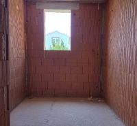 CHORVÁTSKO -  Apartmány v 1. rade od mora - SRIMA, VODICE - Červené tehlové steny pripravované pre 4-izbový byt, s výhľadom na okolité domy.
