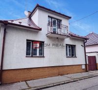 Veľkorysý rodinný dom s garážou | Piešťany - Rodinný dom na Sadovej ulici v Piešťanoch s bielou fasádou a šikmou strechou.