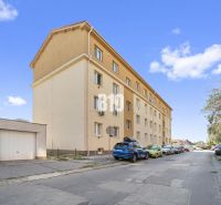 ÚTULNÝ A PRAKTICKÝ 2-IZBOVÝ BYT ul. Školská - Budova na Školskej ulici v Šamoríne, pred ktorou parkujú autá.