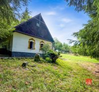 Chata na samote na predaj, Píla, Žarnovica - Chata v Píle obklopená zeleňou a ihličnatými stromami, ideálna na relax.