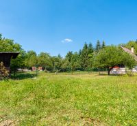 Rekreačná chata s krásnym pozemkom a potenciálom výstavby domu - Chata na Dubkovej v Lazy pod Makytou obklopená zelenými stromami a trávnikom.