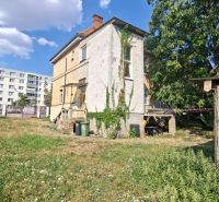 Dom na predaj Vráble, pozemok 1179 m2 - Rodinný dom na Levickej ulici vo Vrábľoch s bohatou zeleňou a tehlovou strechou.