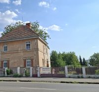 Dom na predaj Vráble, pozemok 1179 m2 - Rodinný dom na Levickej ulici vo Vrábľoch so starším tehlovým exteriérom.