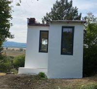Vaša nová oáza pokoja s investičným potenciálom v Šahách - Malá chata v Šahách, obklopená stromami a krásnou prírodou.