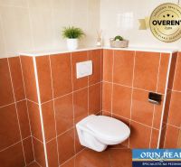 Krásny priestranný klimatizovaný 1izbový byt s terasou 66m2 - Kúpeľňa s oranžovými obkladačkami a závesným WC v 1-izbovom byte.