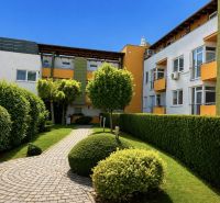 Krásny priestranný klimatizovaný 1izbový byt s terasou 66m2 - Upravená zeleň a viacposchodová budova na Čerešňovej v Chorvátskom Grobe.