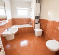 Krásny priestranný klimatizovaný 1izbový byt s terasou 66m2 - Kúpeľňa s vaňou, umývadlom, toaletou a práčkou v 1-izbovom byte.