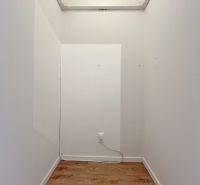 Rodinný dom v obci Láb, kľudná slepá ulica - Úzka miestnosť s bielymi stenami a podlahou s dreveným dekorom v rodinnom dome.