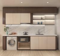 1 SPÁLŇOVÝ APARTMÁN THE CORAL KOH SAMUI - Kuchyňa s mramorovou zástenou v 2-izbovom byte, podlaha s dreveným dekorom.