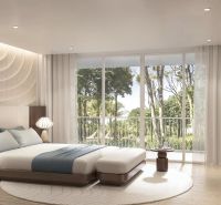 2 SPÁLŇOVÝ APARTMÁN THE CORAL KOH SAMUI - Svetlá spálňa v 2-izbovom byte s veľkými oknami a podlahou s dreveným dekorom.
