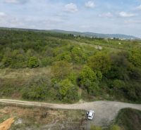 Rekreačný pozemok 1 701 m² v atraktívnej lokalite Častá – Píla - Krajina s lesmi a cestou v Častej obklopuje vidiecke Záhrady.