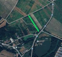 Rekreačný pozemok 1 701 m² v atraktívnej lokalite Častá – Píla - Letecký pohľad na vinice a cesty v oblasti Záhrad v Častej.