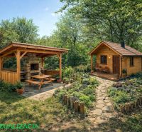 Rekreačný pozemok 1 701 m² v atraktívnej lokalite Častá – Píla - Drevený altánok s grilom a drevená chatka v Záhradách Častej.