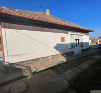 Útulný trojizbový domček vhodný na chalupu v tichej, okrajovej časti T - Rodinný dom v Tvrdošovciach s predsadenou verandou a šikmou strechou.