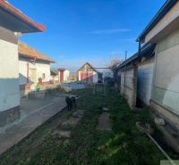Útulný trojizbový domček vhodný na chalupu v tichej, okrajovej časti T - Dvor rodinného domu v Tvrdošovciach s trávnikom, psom a hospodárskymi budovami.