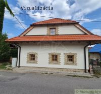 Dom s chalupárskou atmosférou s nadstavbou v peknom prostredí v obci Š - Rodinný dom v Šútovciach s červenou strechou a štyrmi oknami v kamennom orámovaní.
