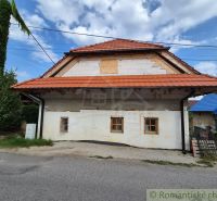 Dom s chalupárskou atmosférou s nadstavbou v peknom prostredí v obci Š - Rodinný dom v Šútovciach s červenou strechou a oknami do ulice.
