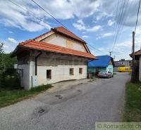 Dom s chalupárskou atmosférou s nadstavbou v peknom prostredí v obci Š - Rodinný dom v Šútovciach s červenou škridlovou strechou pri úzkej ulici.