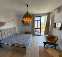 Albánsko, Drač - zariadené štúdio len 250m od pláže - Garsónka s posteľou, dreveným dekorom podlahy a terasou, ponúka výhľad.