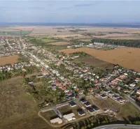 Križovany nad Dudváhom – 169 m2 ORNÁ pôda – PREDAJ - Letecký pohľad na poľnohospodárske a lesné pozemky v Križovanoch nad Dudváhom s dedinou.