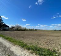 Atraktívny stavebný pozemok v Košútoch, 2470 m2, výhodná cena - Pozemky - bývanie v Košútoch na ulici Košúty, rozsiahle pole a vidiecka krajina.