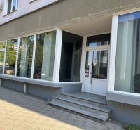 Na prenájom reprezentatívne nebytové priestory v centre mesta Lučenec - Kancelárie na ulici Ľudovíta Štúra, Lučenec, s veľkými presklenými výkladmi.