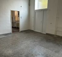 Na prenájom reprezentatívne nebytové priestory v centre mesta Lučenec - Interiér kancelárie s bielymi stenami a podlahou v dekoru betónového efektu.