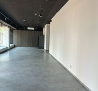 Na prenájom reprezentatívne nebytové priestory v centre mesta Lučenec - Priestranné kancelárie s podlahou s dreveným dekorom, biela stena, elegantné osvetlenie.