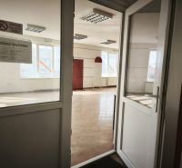 Prenájom obchodno-administratívneho priestoru , Šaľa  centrum - Interiér obchodných priestorov s keramickou podlahou a tabule s nápisom „Zákaz fajčenia“.