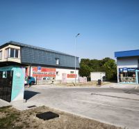 Prenájom obchodno-administratívneho priestoru , Šaľa  centrum - Obchodné priestory na ulici SNP v Šali s parkoviskom a reklamnými nápismi.