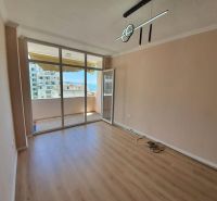 Albánsko, Drač - zrekonštruovaný byt  s výhľadom na more - Rekreačný apartmán s presklenou stenou a podlahou s dreveným dekorom, vstup na balkón.