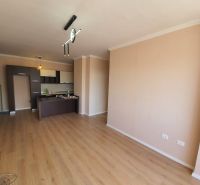 Albánsko, Drač - zrekonštruovaný byt  s výhľadom na more - Obývací priestor s kuchynským kútom a podlahou s dreveným dekorom v Rekreačnom apartmáne.