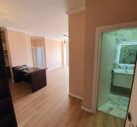 Albánsko, Drač - zrekonštruovaný byt  s výhľadom na more - Rekreačný apartmán s podlahou s dreveným dekorom a modernou kúpeľňou.