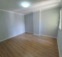 Albánsko, Drač - zrekonštruovaný byt  s výhľadom na more - Svetlá izba s podlahou s dreveným dekorom v Rekreačnom apartmáne.