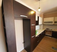 Albánsko, Drač - zrekonštruovaný byt  s výhľadom na more - Kuchyňa v Rekreačnom apartmáne, dominujú tmavé skrinky a podlaha s dreveným dekorom.