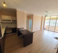 Albánsko, Drač - zrekonštruovaný byt  s výhľadom na more - Kuchyňa a obývacia izba v Rekreačnom apartmáne, podlaha s dreveným dekorom, balkón.