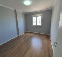 Albánsko, Drač - zrekonštruovaný byt  s výhľadom na more - Izba v Rekreačnom apartmáne s podlahou s dreveným dekorom a oknom.