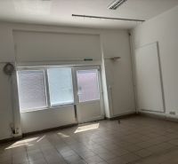 Obchodný priestor na prenájom priamo v centre Sládkovičova   - Interiér obchodných priestorov s veľkými oknami a podlahou z dlaždíc.